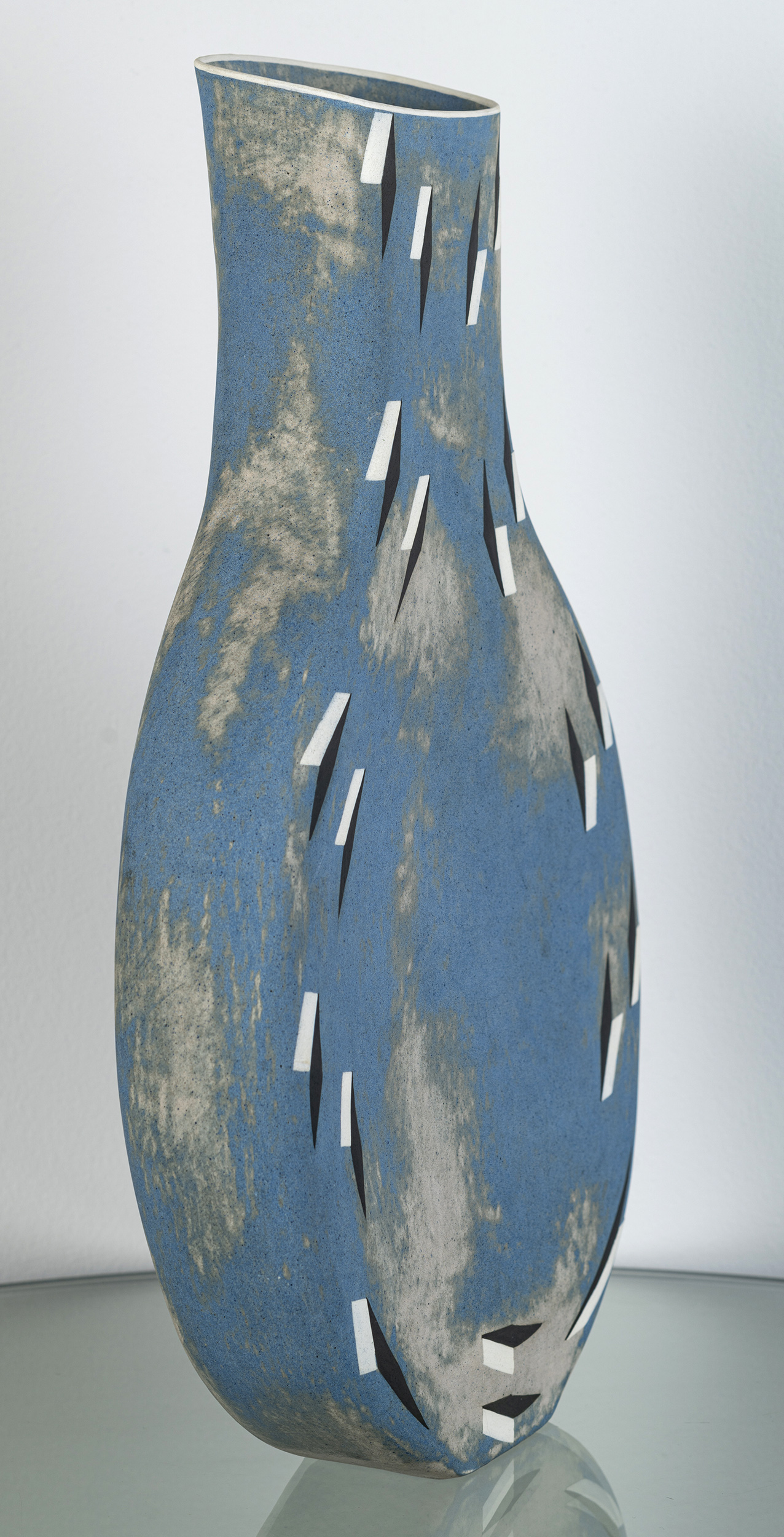 35_Elizabeth Fritsch 'Skytime Vase IV' alt3
