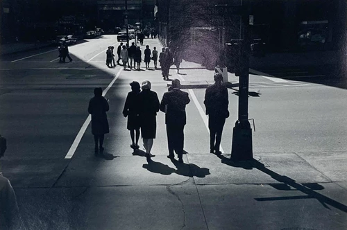 Robert Stiegler, Untitled Chicago, (crossing street), 1960. Courtesy of Anita Stiegler.
