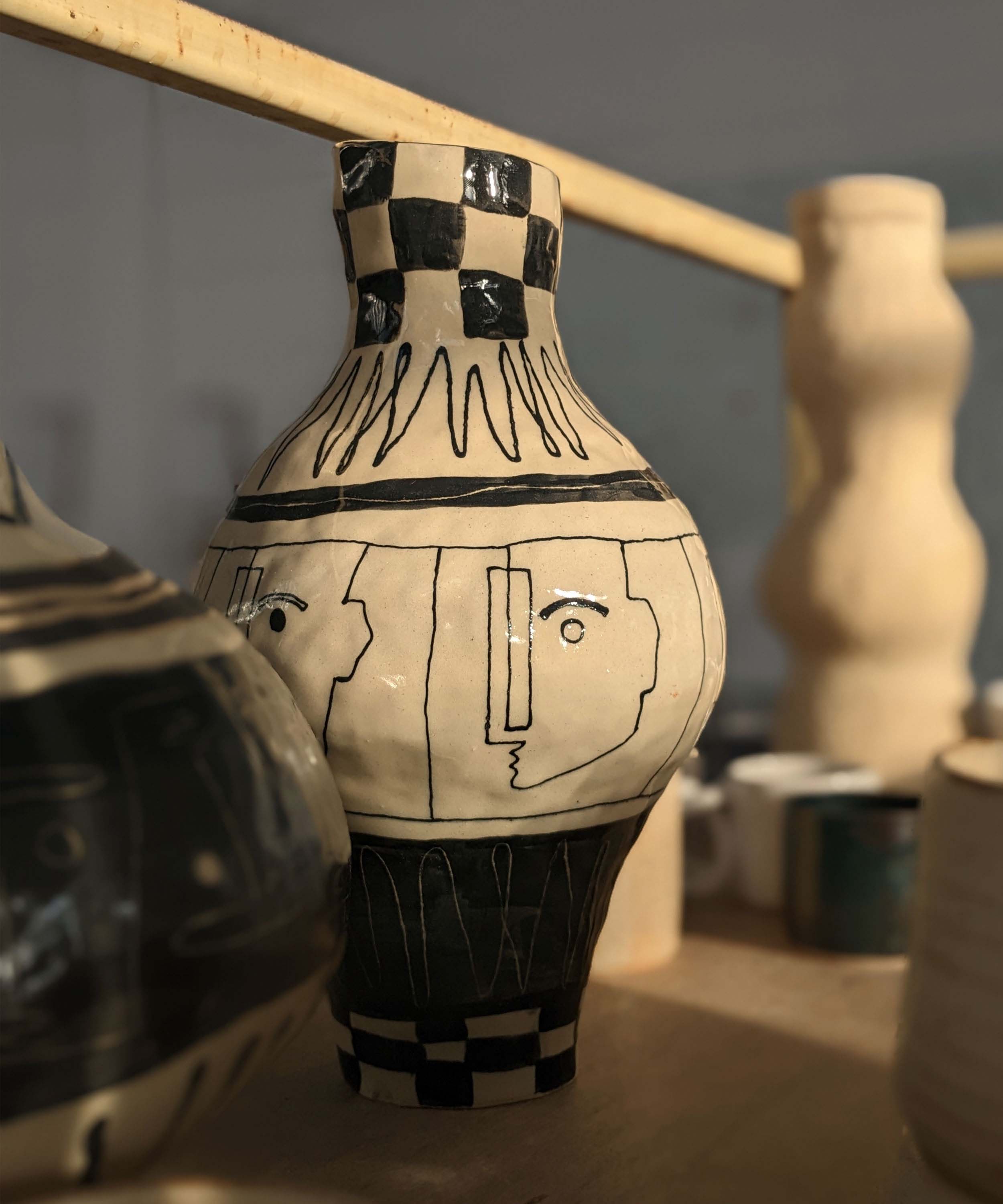 Vase II, HoodMor